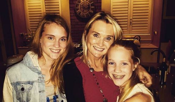 Thea-Booysen-with-her-mom-and-sister
