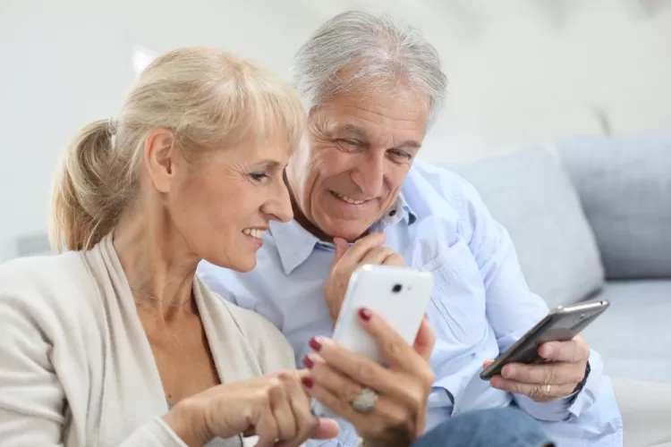What features should an Elderly Person's Smartphone have