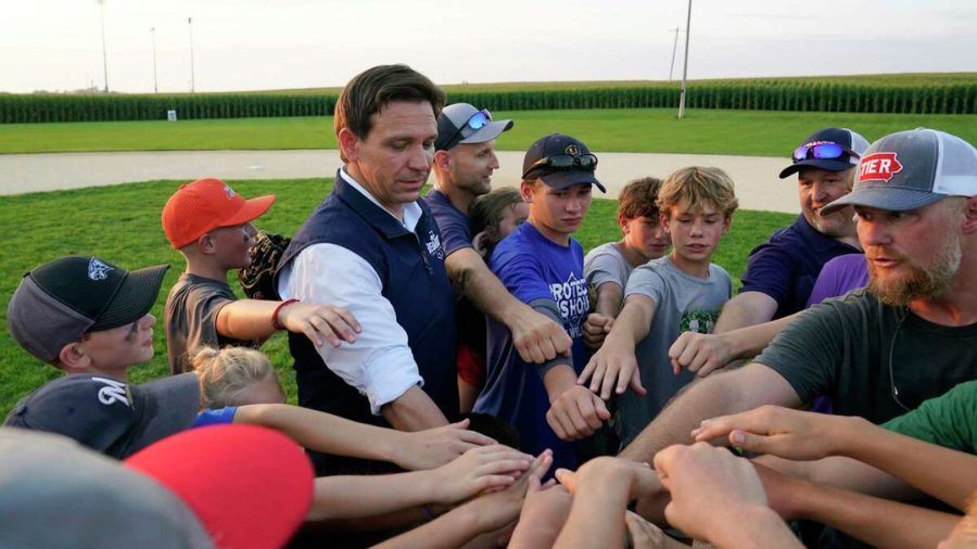 Ron DeSantis makes campaign stop & speaks with Eastern Iowa voters